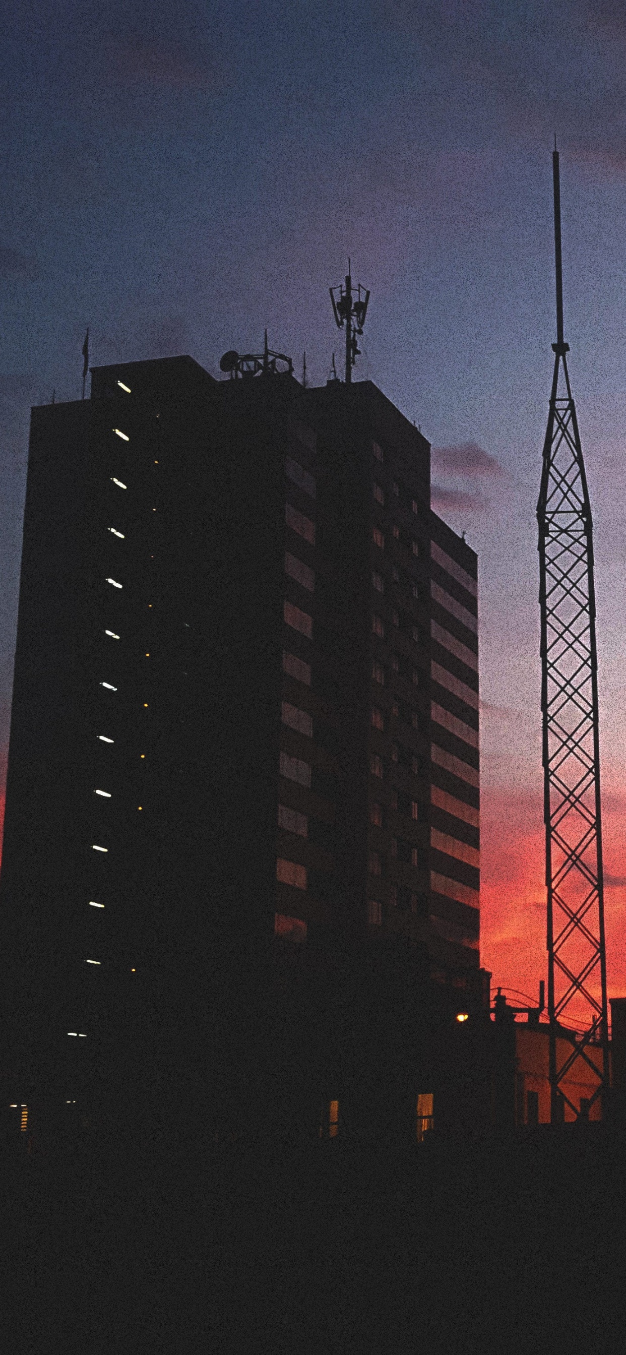 Ambiente, Edificio, Afterglow, la Luz de Calle, Atardecer. Wallpaper in 1242x2688 Resolution