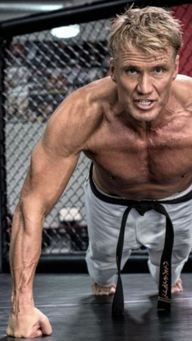 Homme Seins Nus en Short Noir Debout Sur un Terrain de Basket Noir et Blanc. Wallpaper in 750x1334 Resolution