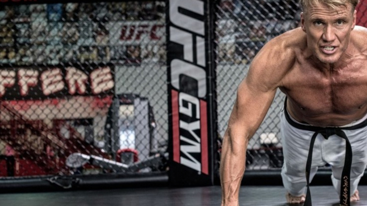 Oben-ohne-Mann in Schwarzen Shorts, Der Auf Einem Schwarz-weißen Basketballplatz Steht. Wallpaper in 1280x720 Resolution