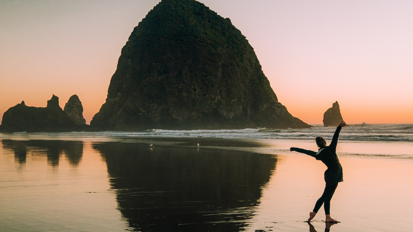 Haystack Rock, Tourism, Reflection, Water, Sea. Wallpaper in 1366x768 Resolution
