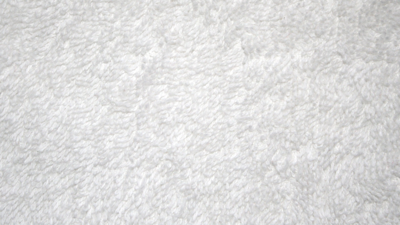 Weißes Textil Auf Braunem Holztisch. Wallpaper in 1280x720 Resolution