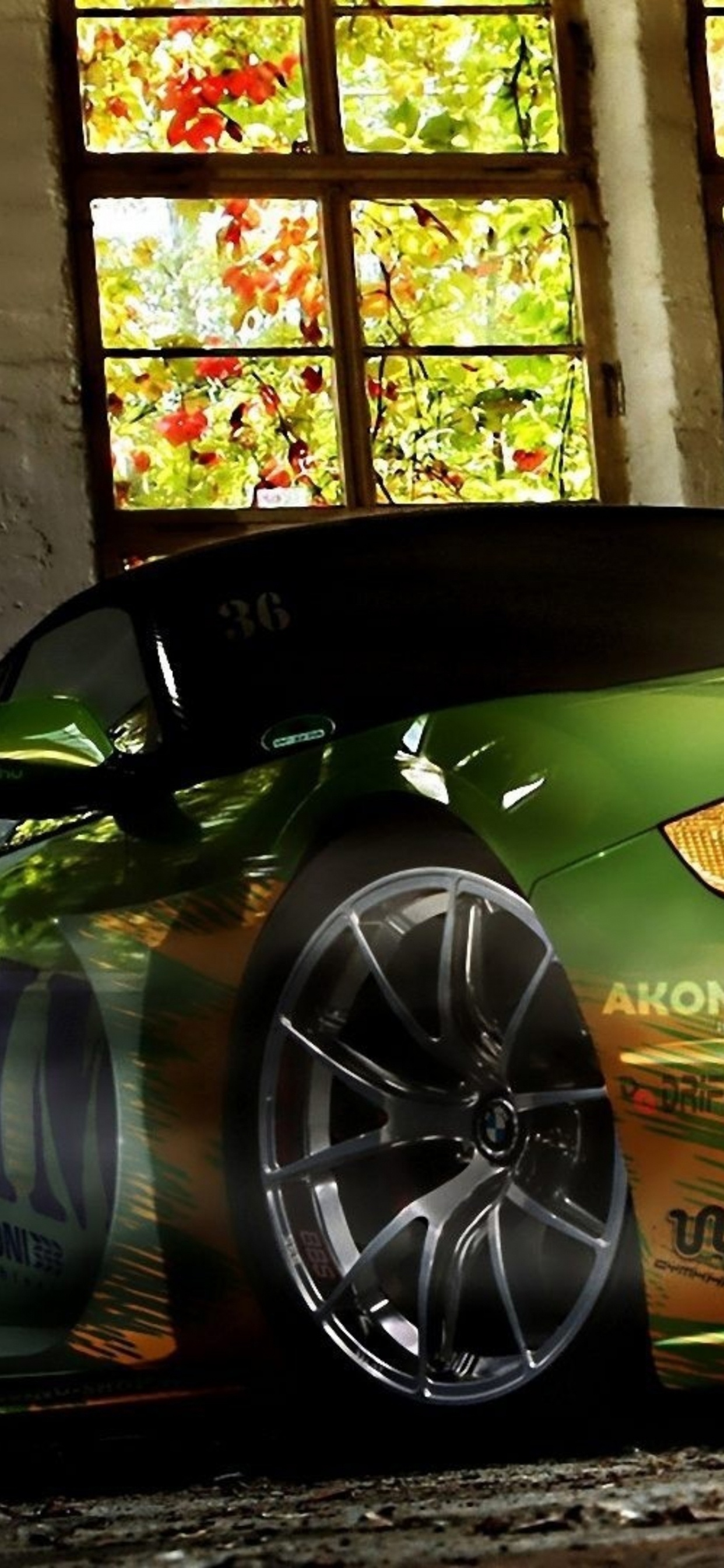 Porsche 911 Noire Garée Devant un Mur en Bois Marron. Wallpaper in 1242x2688 Resolution