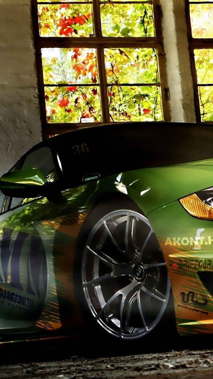 Porsche 911 Noire Garée Devant un Mur en Bois Marron. Wallpaper in 720x1280 Resolution