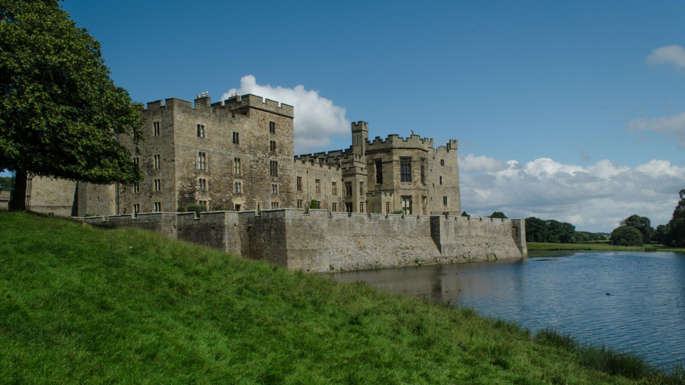 Brown Concrete Castle Near Body of Water During Daytime. Wallpaper in 1366x768 Resolution