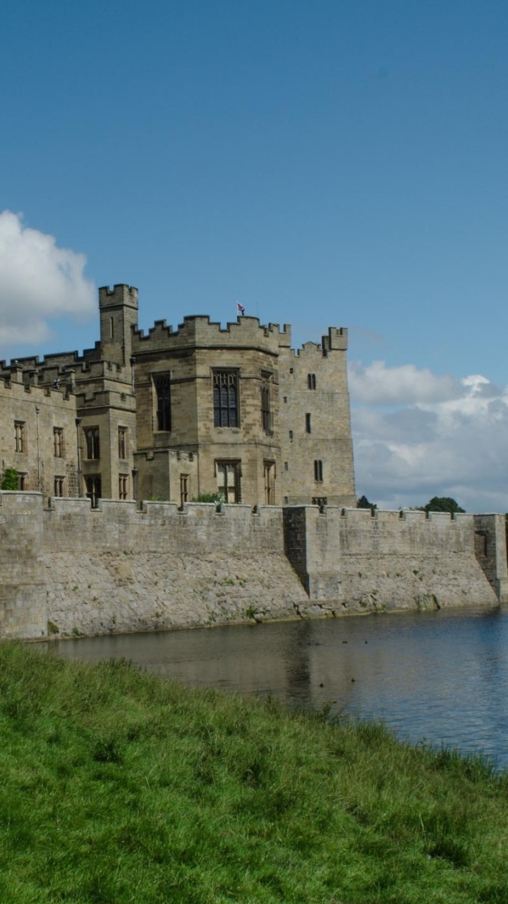 Brown Concrete Castle Near Body of Water During Daytime. Wallpaper in 720x1280 Resolution