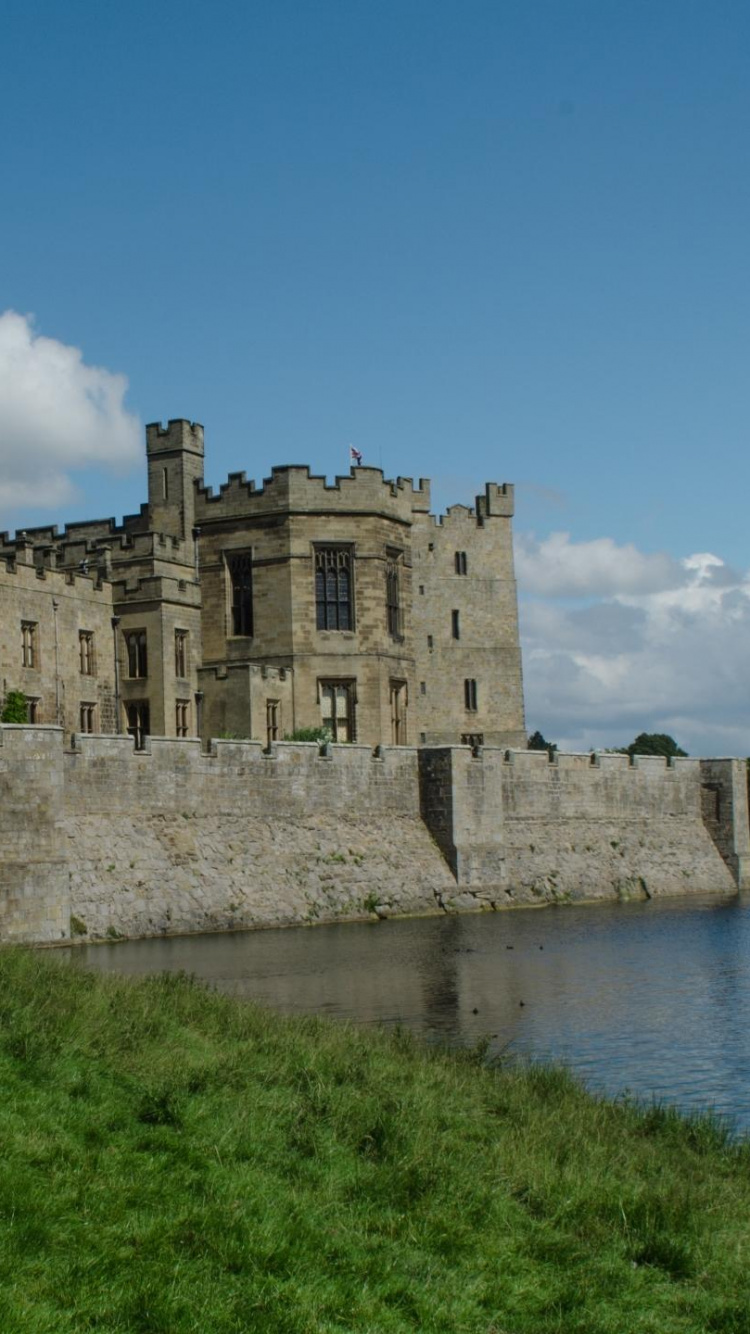 Brown Concrete Castle Near Body of Water During Daytime. Wallpaper in 750x1334 Resolution