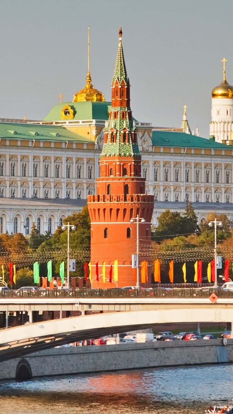 Bâtiment en Béton Brun et Blanc Près du Pont Pendant la Journée. Wallpaper in 750x1334 Resolution