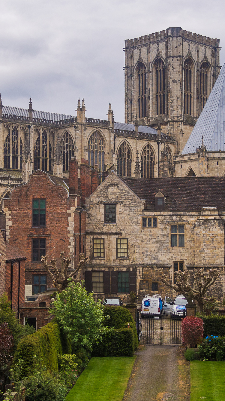 Edificio de Ladrillo Marrón Cerca de Árboles Verdes Durante el Día. Wallpaper in 750x1334 Resolution
