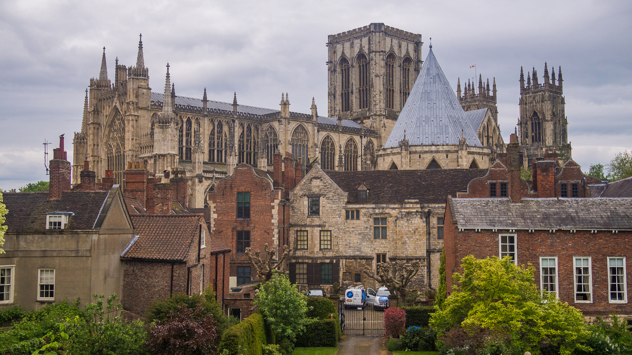 Bâtiment en Briques Brunes Près Des Arbres Verts Pendant la Journée. Wallpaper in 1280x720 Resolution