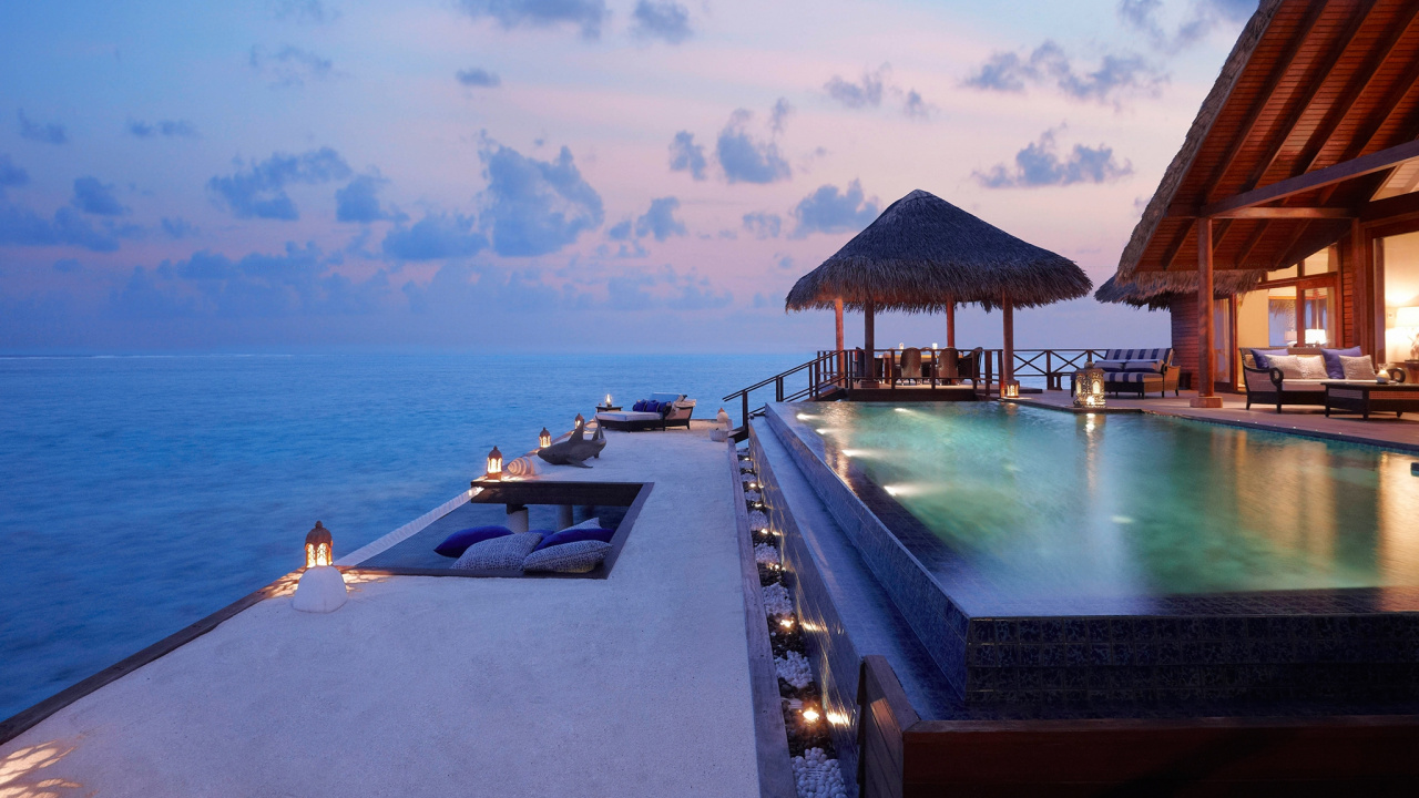 Casa de Madera Marrón Cerca Del Mar Durante el Día. Wallpaper in 1280x720 Resolution