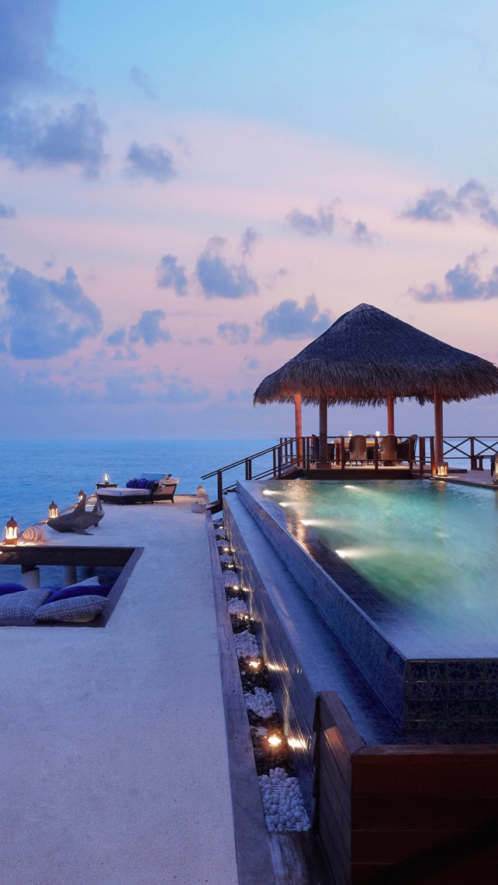 Casa de Madera Marrón Cerca Del Mar Durante el Día. Wallpaper in 720x1280 Resolution