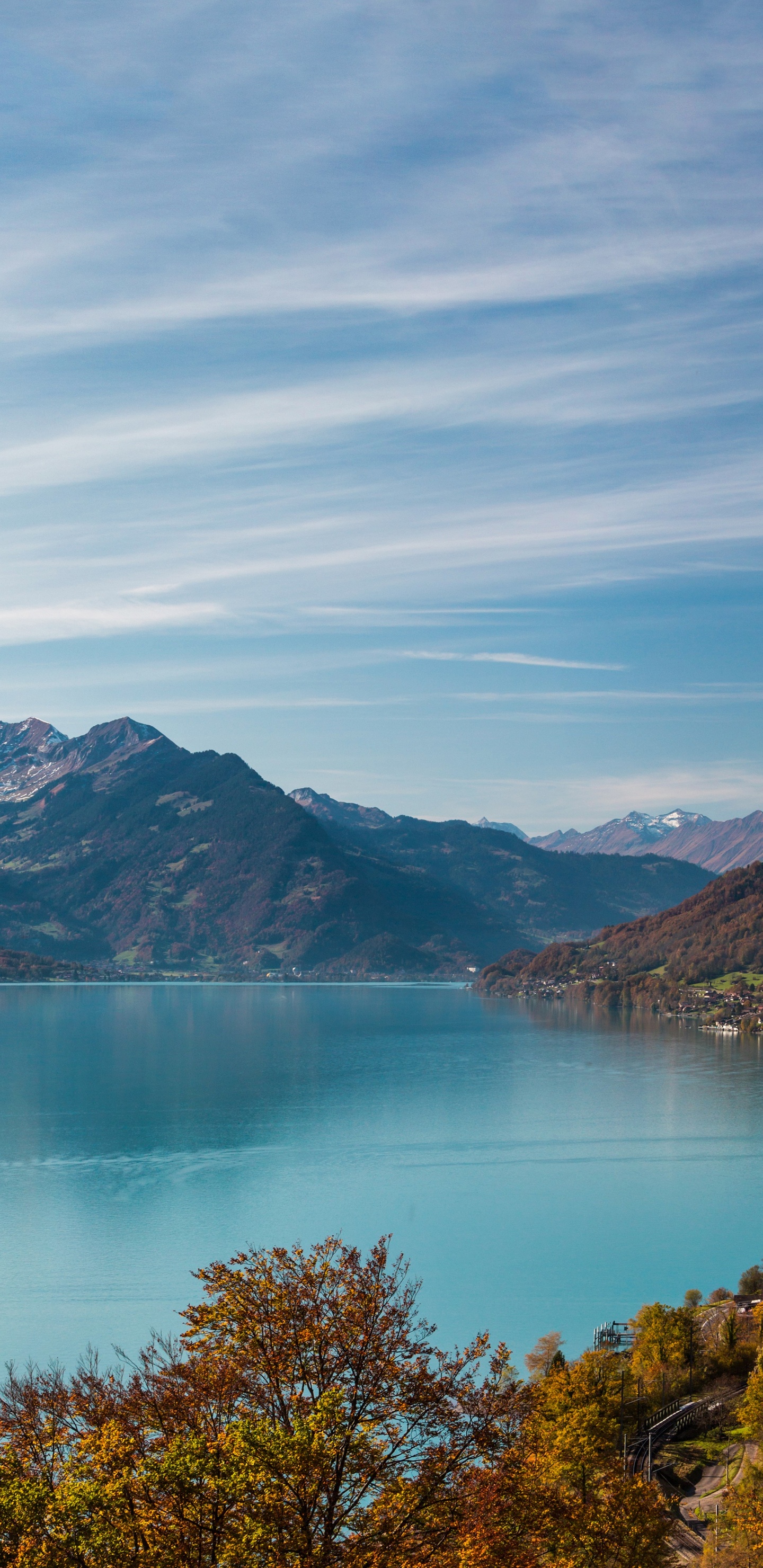Montaña Verde y Marrón Junto al Lago Bajo un Cielo Azul Durante el Día. Wallpaper in 1440x2960 Resolution