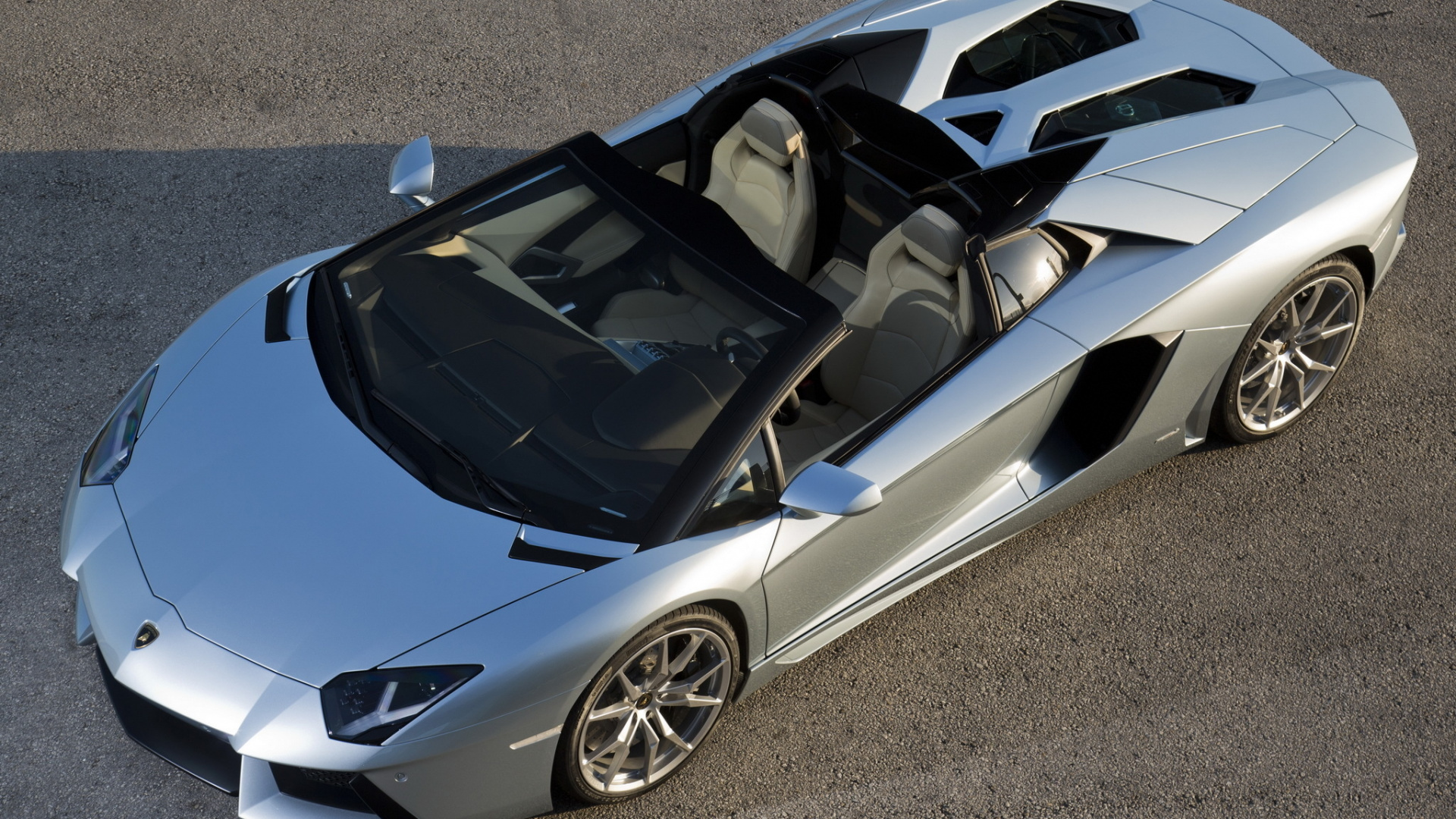 Weiß-schwarzer Porsche 911 Auf Grauer Asphaltstraße. Wallpaper in 1920x1080 Resolution