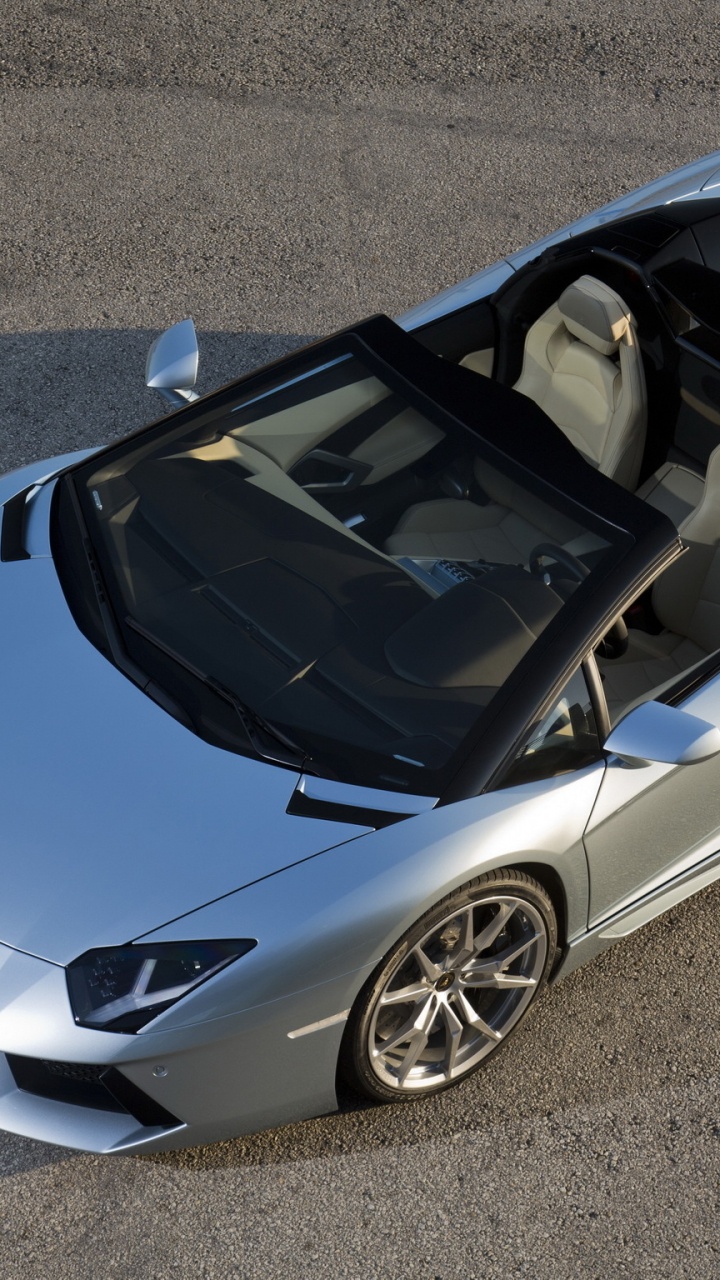 Weiß-schwarzer Porsche 911 Auf Grauer Asphaltstraße. Wallpaper in 720x1280 Resolution