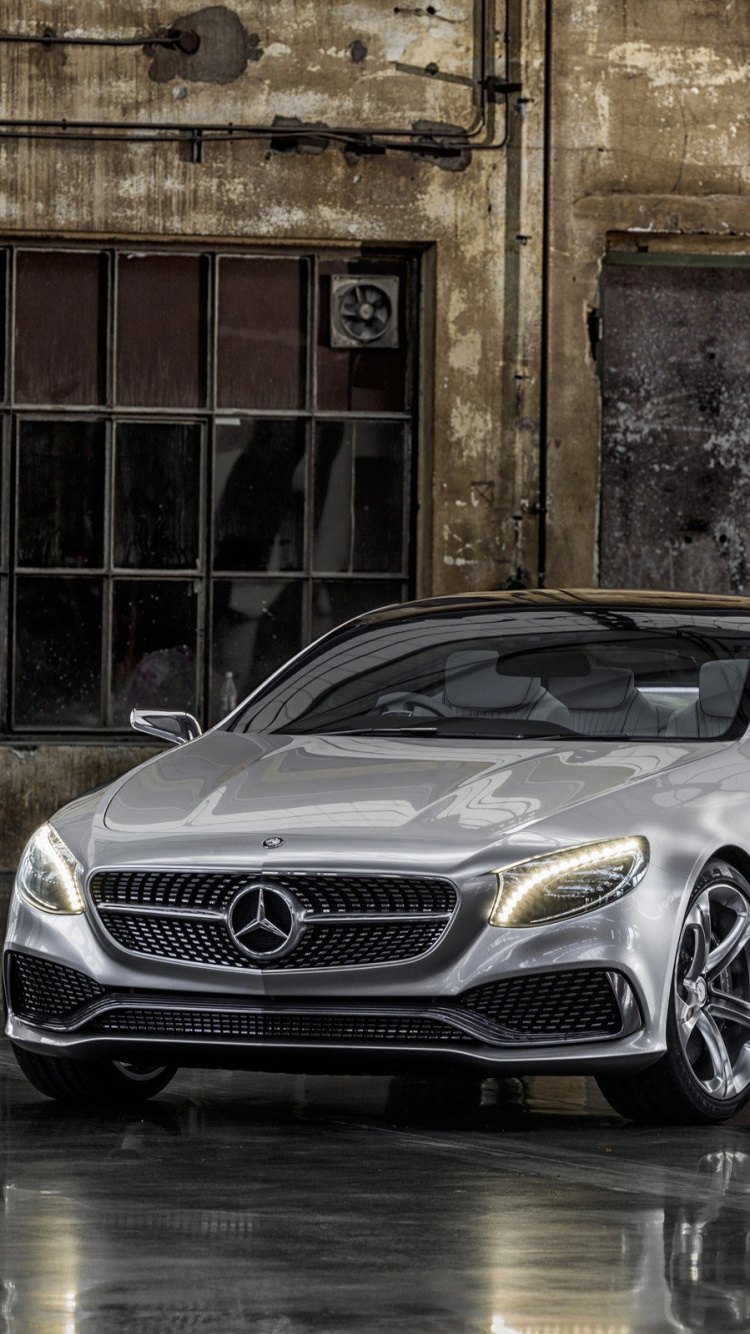 Silbernes Mercedes Benz Coupé Neben Brauner Backsteinmauer Geparkt. Wallpaper in 750x1334 Resolution