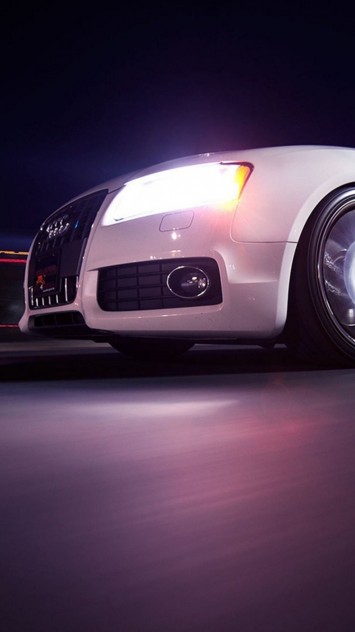 Silberner Porsche 911 Unterwegs. Wallpaper in 720x1280 Resolution