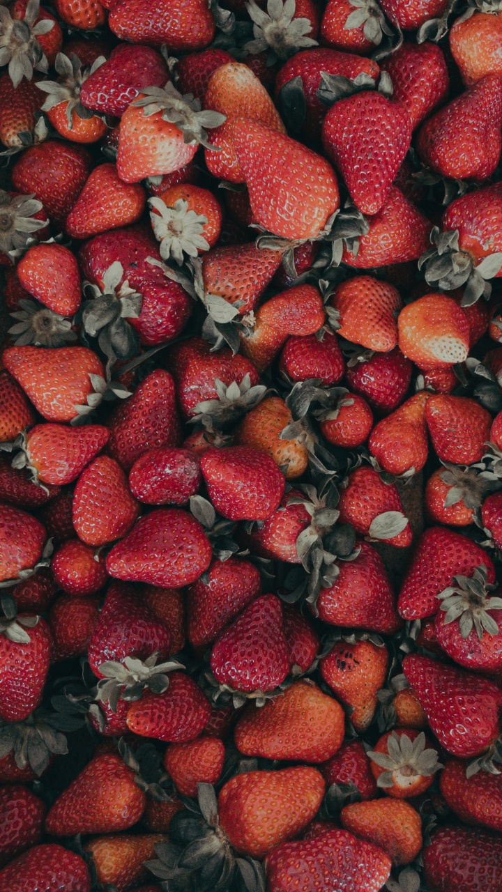 Fresas Rojas Sobre Textil Negro. Wallpaper in 720x1280 Resolution