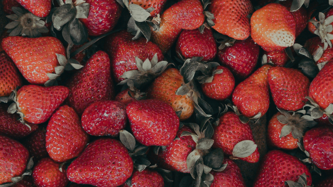 Rote Erdbeeren Auf Schwarzem Textil. Wallpaper in 1280x720 Resolution