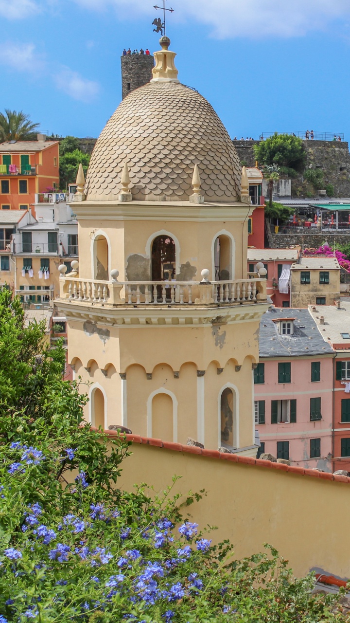 Bâtiment en Béton Marron et Blanc Près D'un Plan D'eau Pendant la Journée. Wallpaper in 720x1280 Resolution