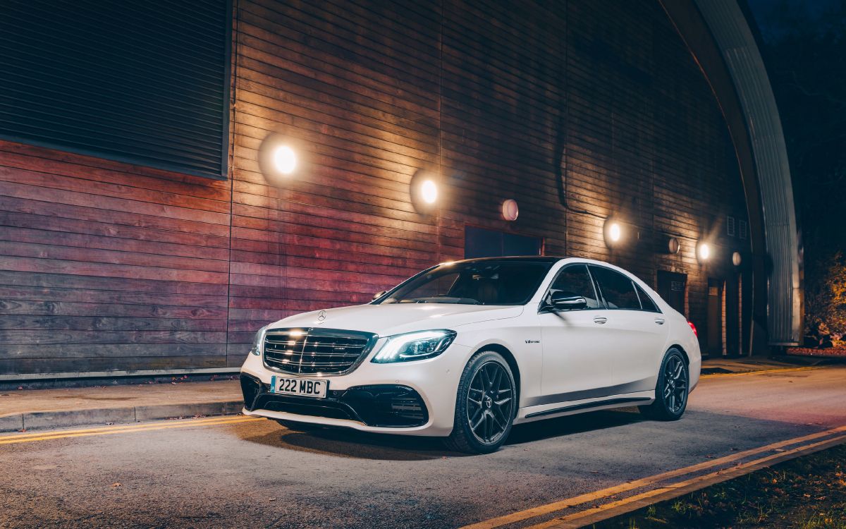 Mercedes Benz Coupé Blanc Garé Sur Parking Pendant la Nuit. Wallpaper in 3840x2400 Resolution