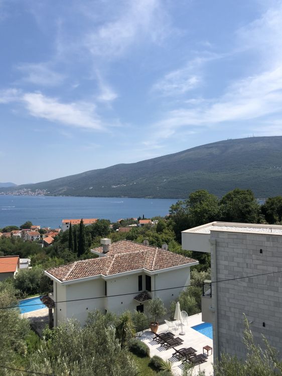 Las Formaciones Montañosas, Highland, Edificio, Colina, Techo. Wallpaper in 1536x2048 Resolution