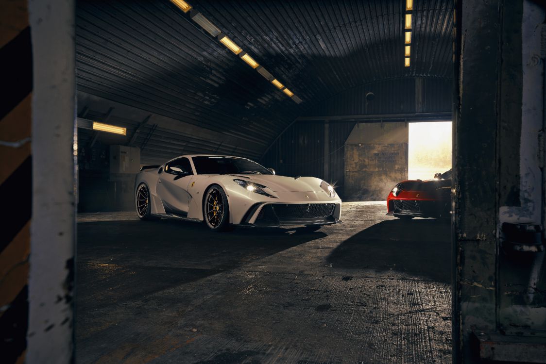 Porsche 911 Blanco Estacionado en el Garaje. Wallpaper in 4500x3002 Resolution