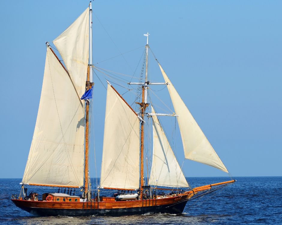 Velero Marrón y Blanco Sobre el Agua Bajo un Cielo Azul Durante el Día. Wallpaper in 3500x2790 Resolution