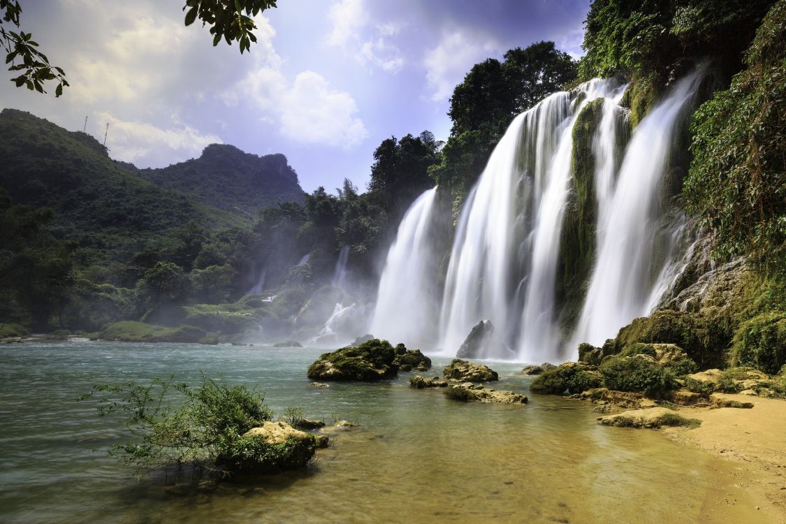 Cascades Sur le Rivage Rocheux Pendant la Journée. Wallpaper in 3464x2309 Resolution