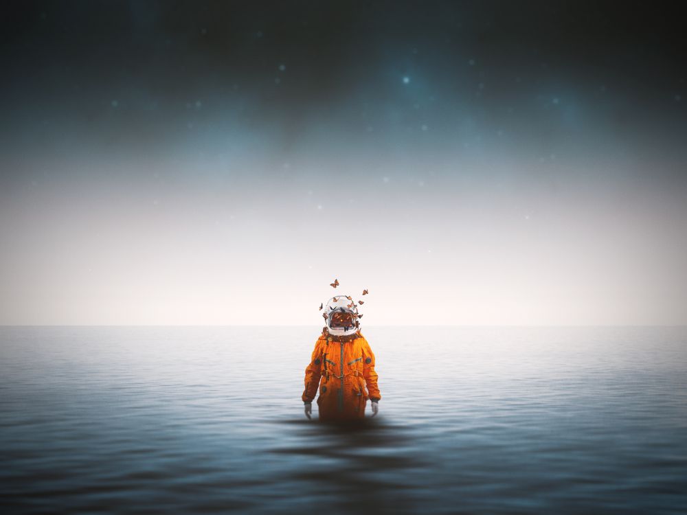 Person in Orangefarbener Jacke, Die Unter Sternennacht Auf Wasser Steht. Wallpaper in 4000x3000 Resolution