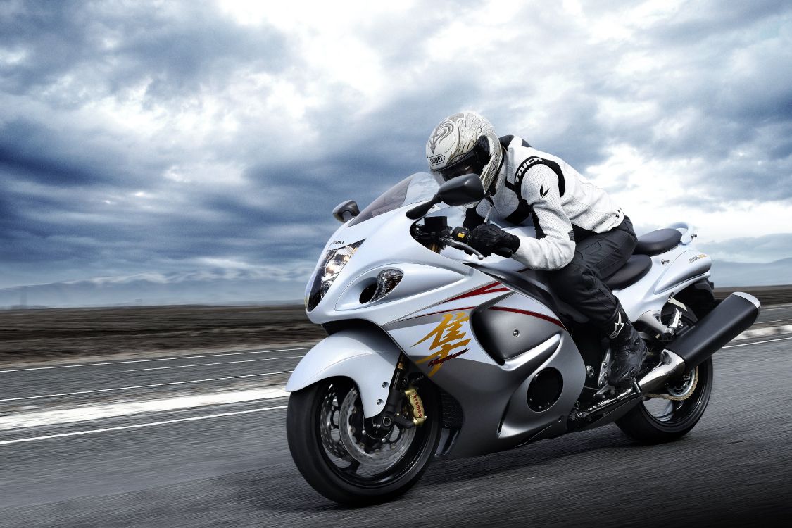 Man Riding White Sports Bike Sur Route Pendant la Journée. Wallpaper in 6000x4000 Resolution