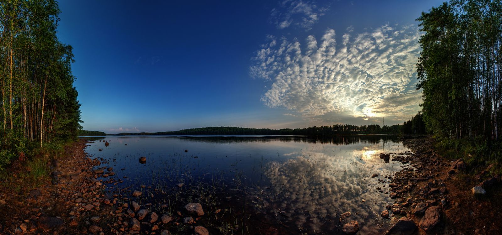 Plan D'eau Sous Ciel Bleu et Nuages Blancs Pendant la Journée. Wallpaper in 5000x2346 Resolution