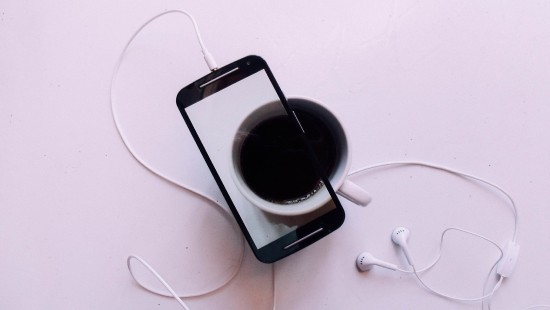 Image white iphone 5 c on white table