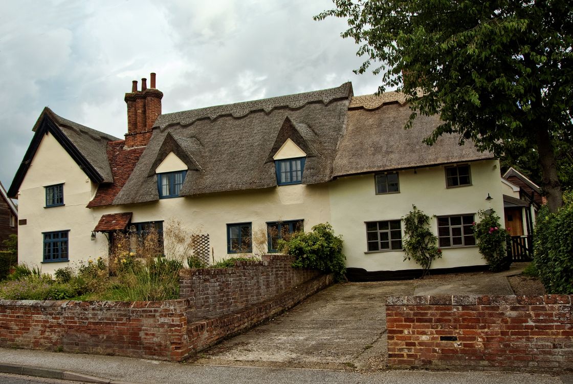 Maison en Béton Blanc et Marron Sous Des Nuages Blancs Pendant la Journée. Wallpaper in 3264x2185 Resolution
