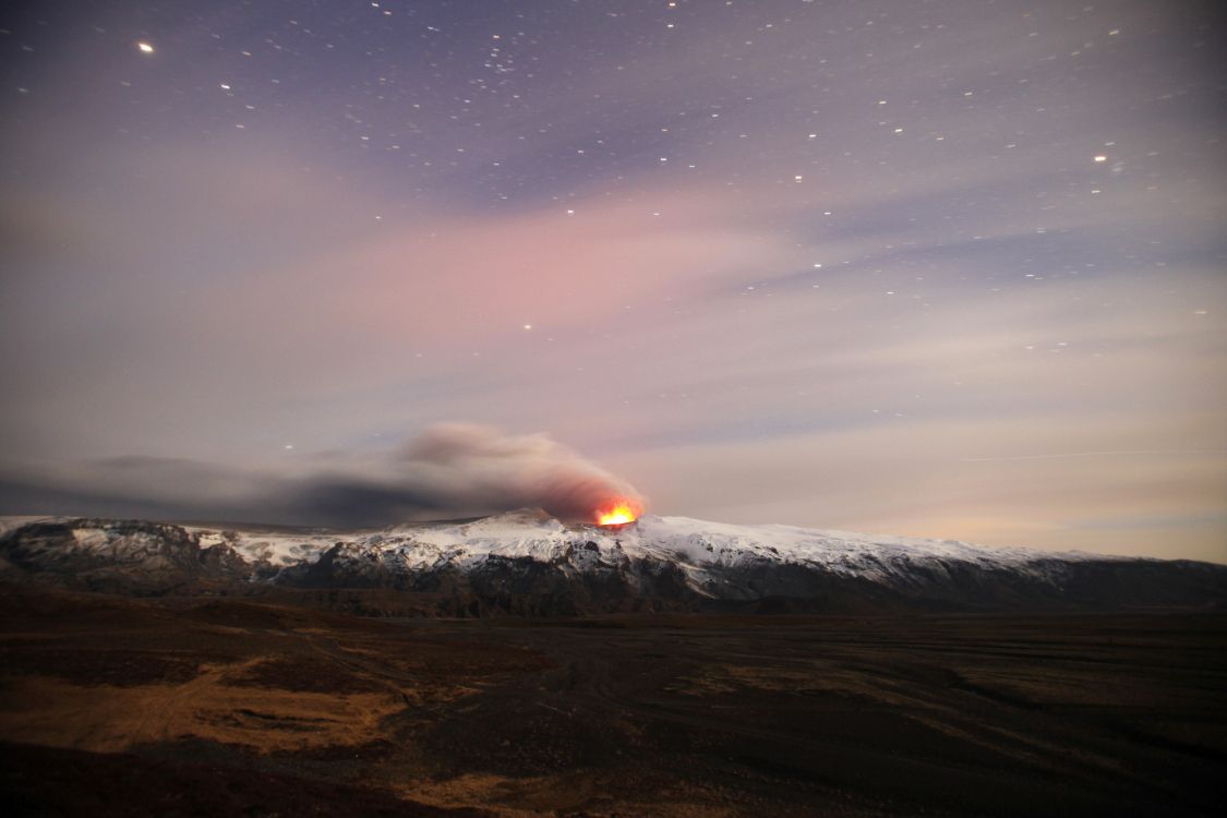 Brauner Berg Unter Blauem Himmel Während Der Nacht. Wallpaper in 3500x2333 Resolution