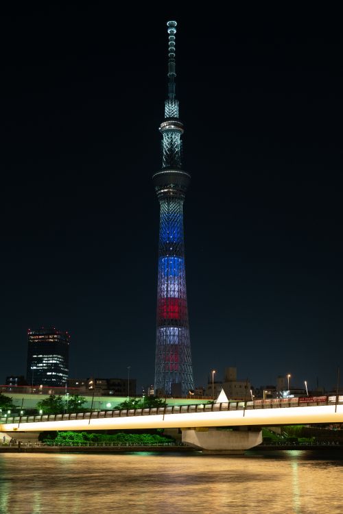 Beleuchteter Turm Während Der Nacht. Wallpaper in 3839x5758 Resolution