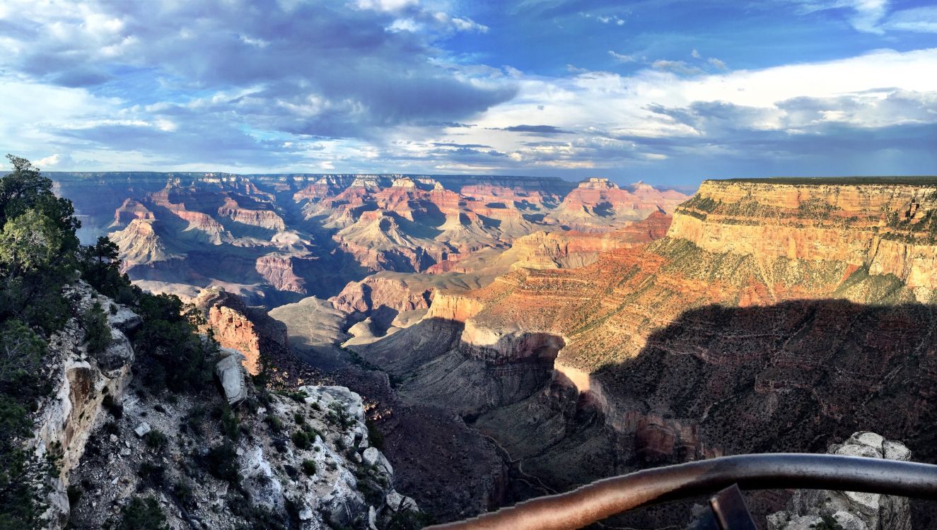 Montañas Marrones y Negras Bajo Nubes Blancas y Cielo Azul Durante el Día. Wallpaper in 3000x1697 Resolution