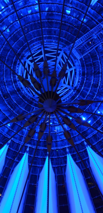 Image blue and white round ceiling