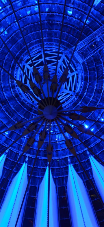 Image blue and white round ceiling
