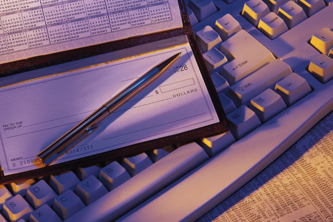 Weiße Computertastatur Neben Blauem Stift. Wallpaper in 3658x2438 Resolution