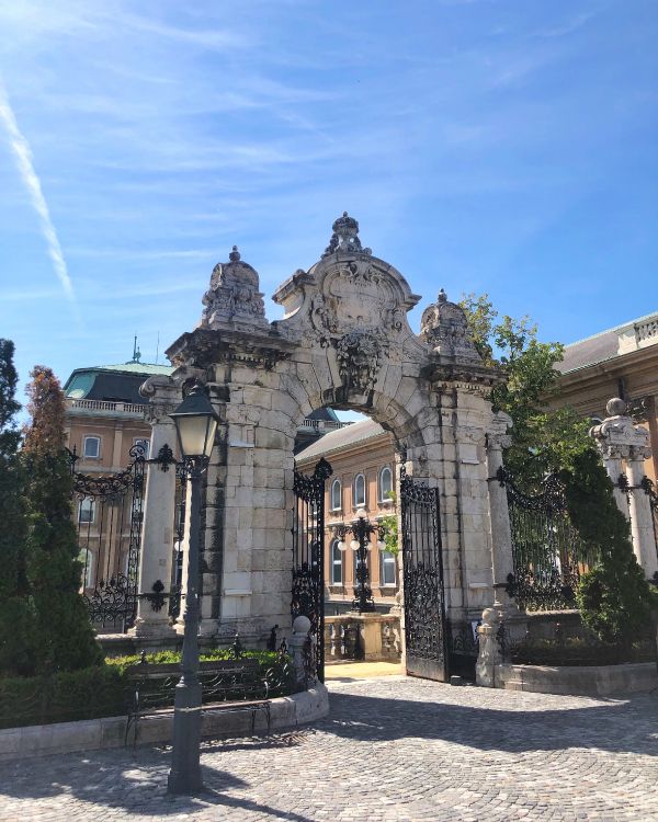 Budaer Burg, Klassische Architektur, Denkmal, Alte Geschichte, Historic Site. Wallpaper in 3024x3780 Resolution
