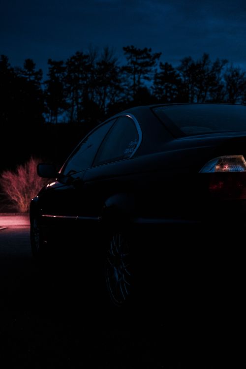 Schwarzes Auto Auf Der Straße Während Der Nachtzeit. Wallpaper in 4000x6000 Resolution