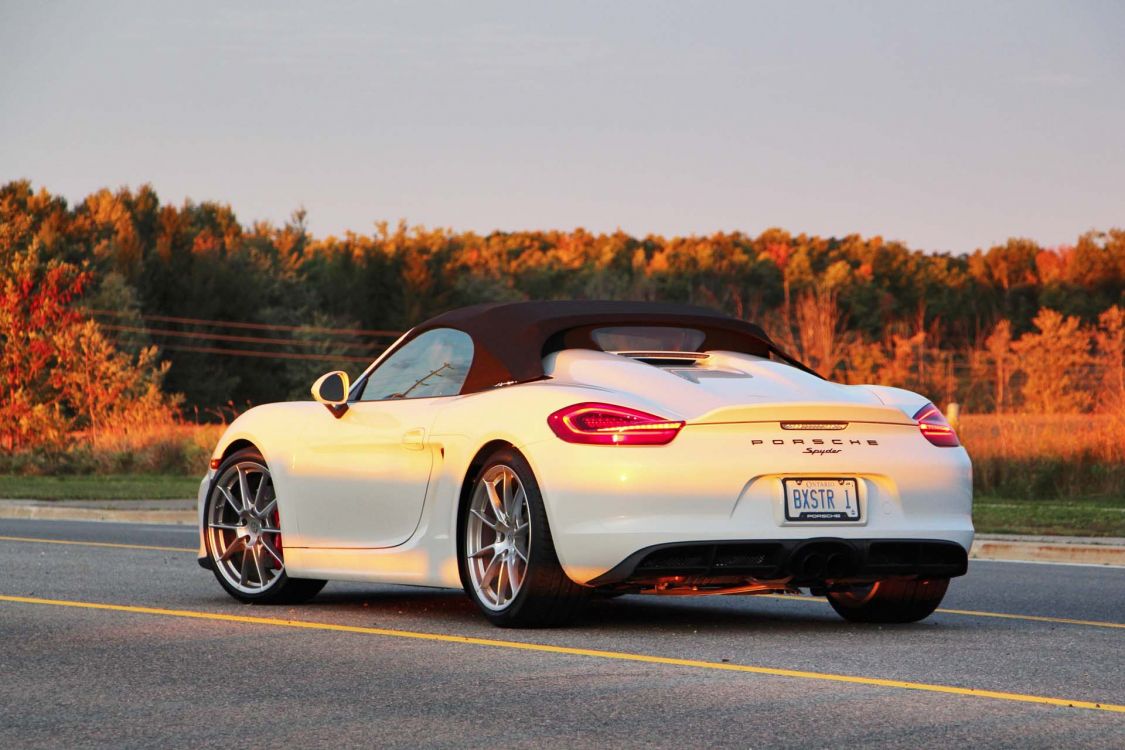 Porsche 911 Blanche Sur Route Pendant la Journée. Wallpaper in 1920x1280 Resolution