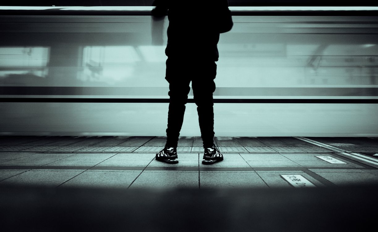 Persona en Pantalones Negros y Zapatos Negros de Pie Sobre un Piso Gris. Wallpaper in 5802x3557 Resolution