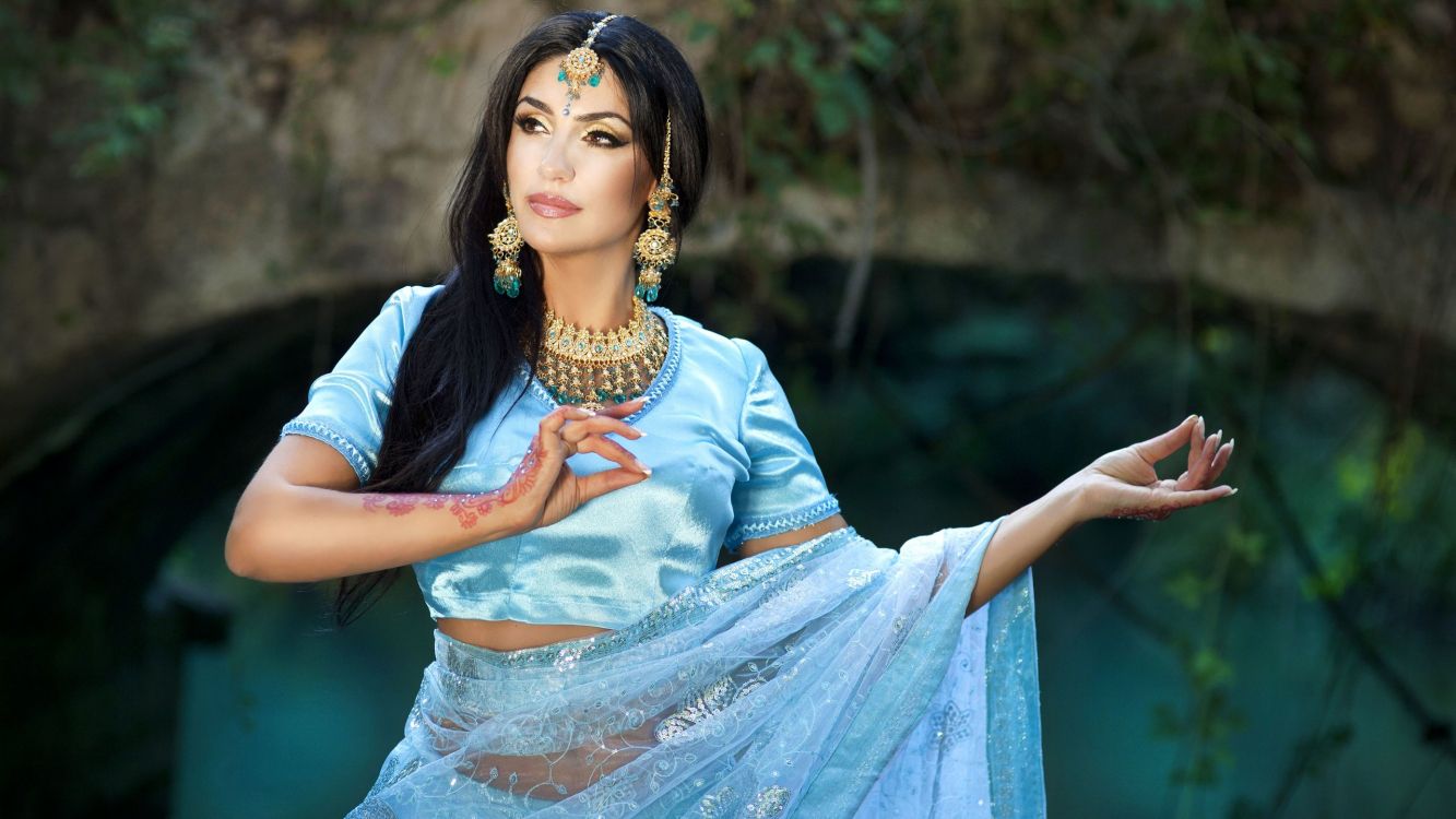 Femme en Robe Bleue et Blanche Portant un Collier de Perles Vertes et Dorées. Wallpaper in 2560x1440 Resolution