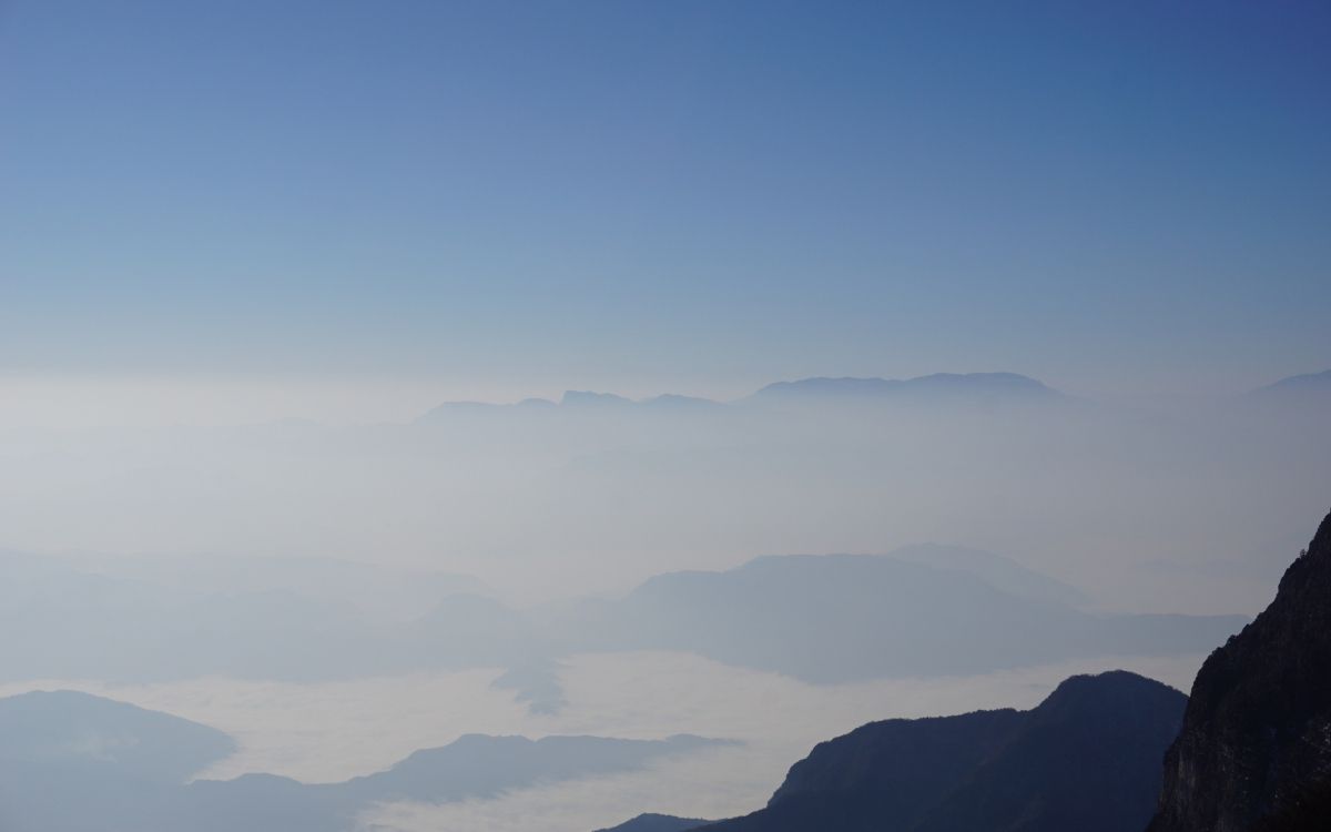 Montañas Bajo el Cielo Azul Durante el Día. Wallpaper in 2880x1800 Resolution