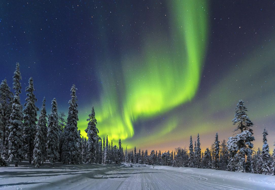 Grüne Polarlichter Über Schneebedeckter Straße Während Der Nacht?. Wallpaper in 4300x2974 Resolution