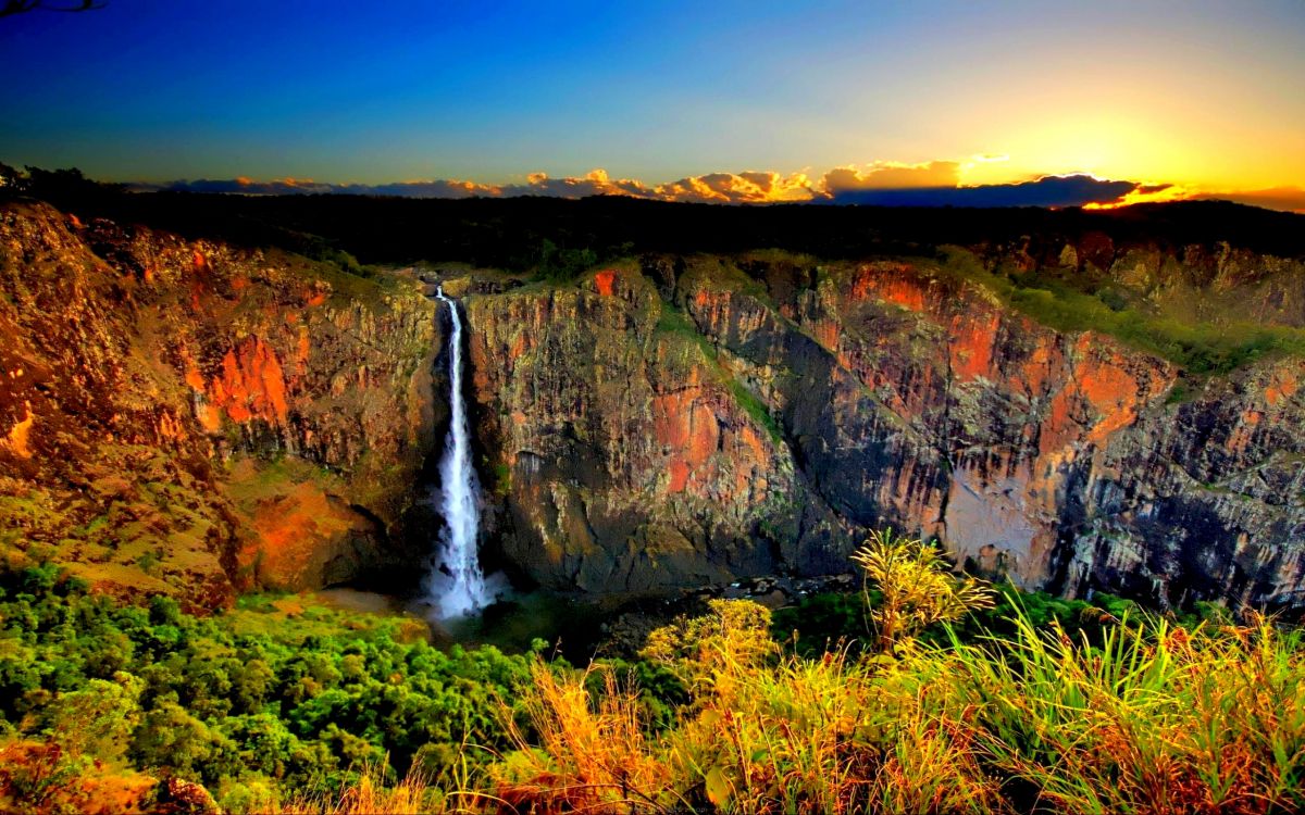 Wasserfälle Auf Braunem Felsigen Berg Unter Blauem Himmel Tagsüber. Wallpaper in 2560x1600 Resolution