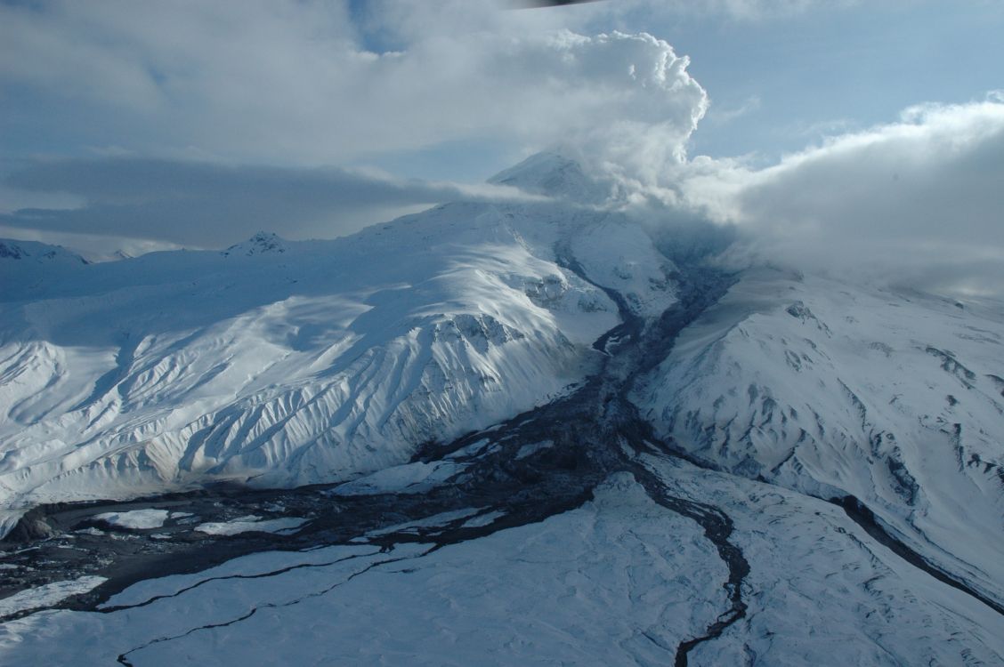 Schneebedeckter Berg Unter Weißen Wolken Tagsüber. Wallpaper in 3008x2000 Resolution