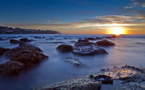 Image rocky shore under blue sky during daytime