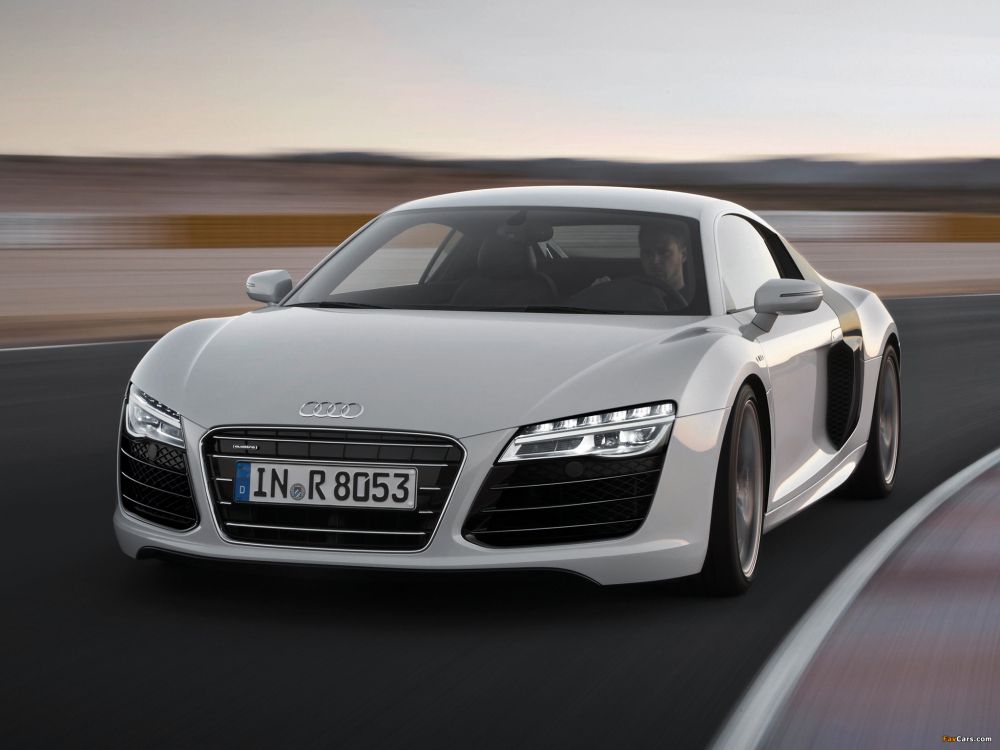 Audi Noir r 8 Sur Route Pendant la Journée. Wallpaper in 2048x1536 Resolution